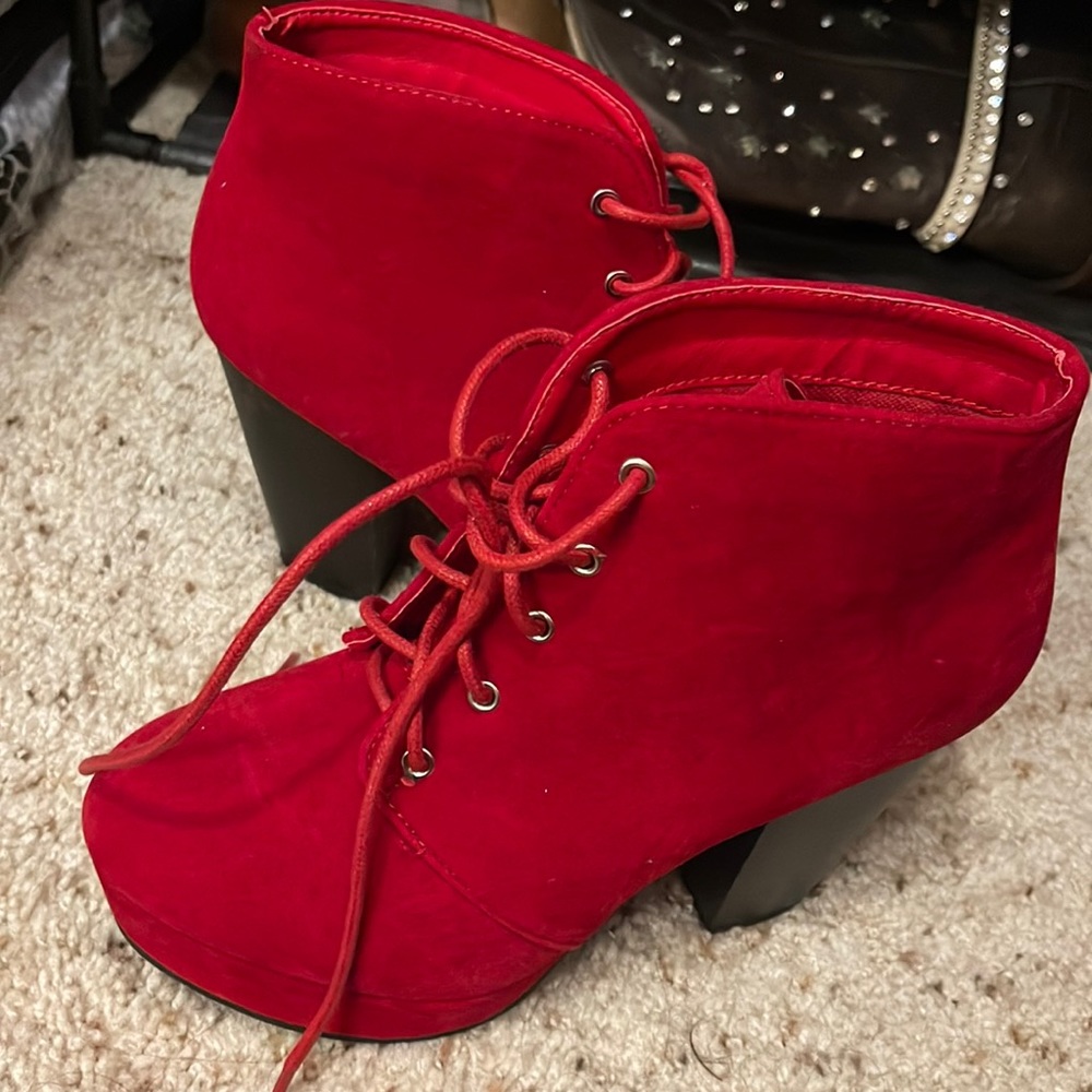 Suede ankle red boots with shoelace